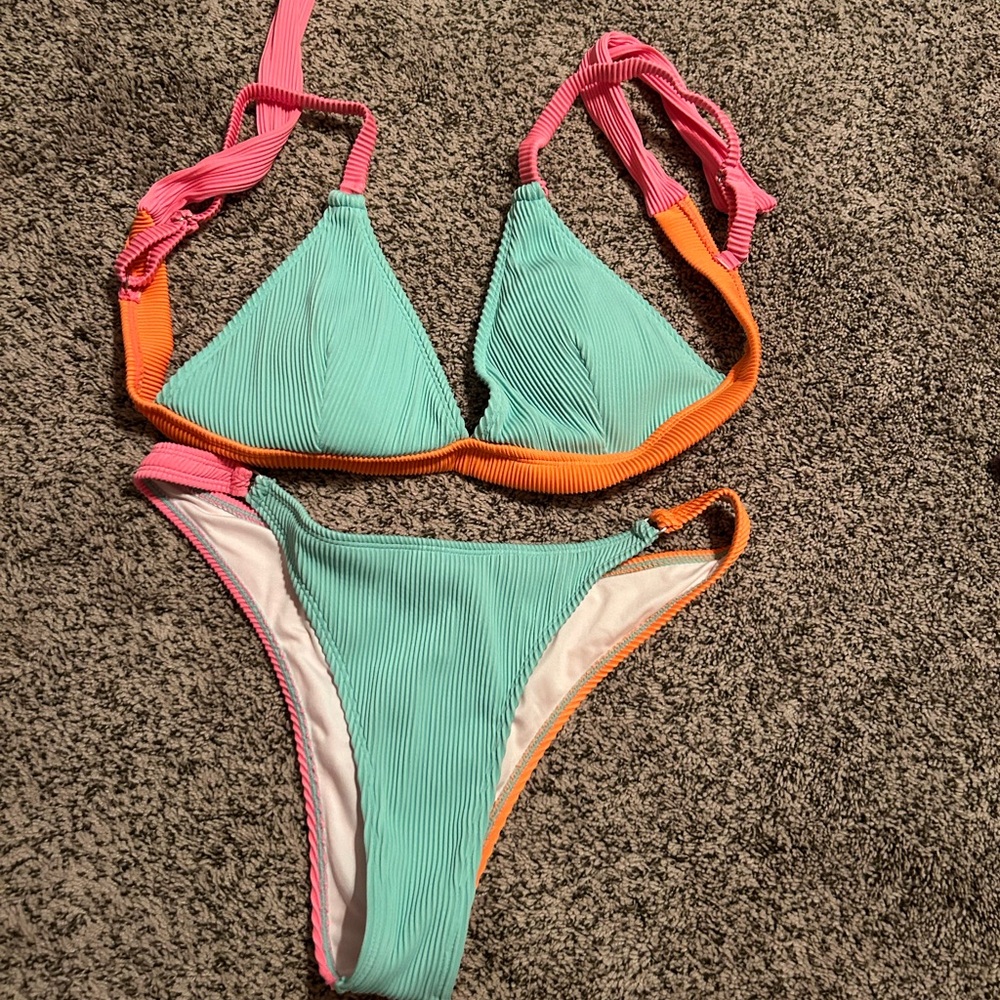 Cupshe Rib Colorblock V-Neck Top & Extra Cheeky - Picture 3 of 3